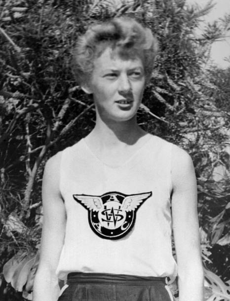E’ scomparsa, all’et di 79 anni, una delle pi grandi campionesse dell’atletica di tutti i tempi, Betty Cuthbert. Ecco una sua immagine di poco prima dei Giochi di Melbourne del 1956, in cui, appena diciottenne, consegu tre medaglie d’oro (100, 200 e staffetta 4x100), che le valsero il soprannome di Golden Girl (Afp)
